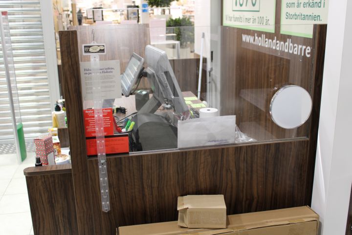 630152-4 Checkout counter with several parts in wood laminate