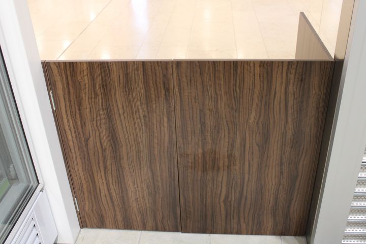 630152-12 Checkout counter with several parts in wood laminate