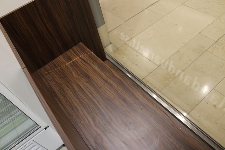630152-13 Checkout counter with several parts in wood laminate