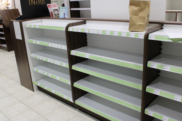 630154-4 Free-standing store shelves - about 32 sections, etc.