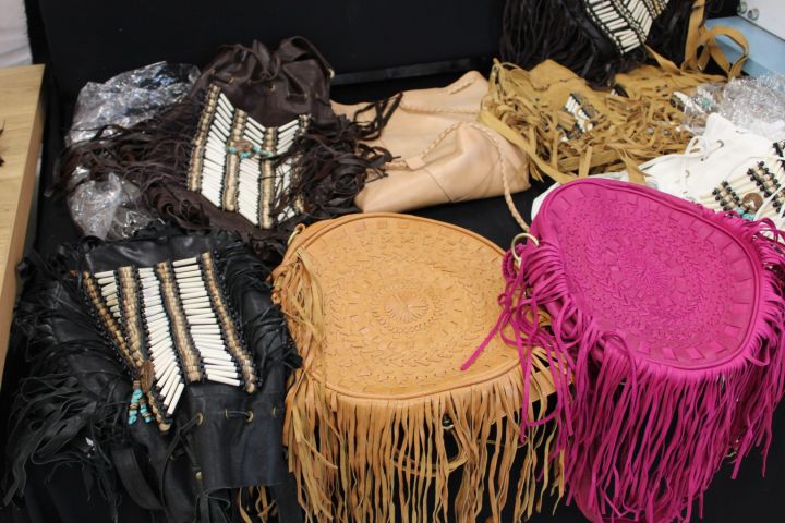 655154-4 Parti med Hobo Chic kläder, skor & smycken ca 280 artiklar