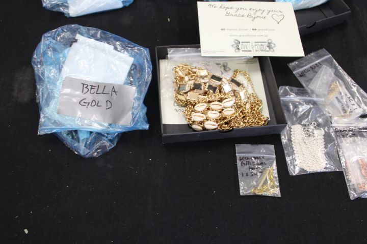 655154-41 Parti med Hobo Chic kläder, skor & smycken ca 280 artiklar