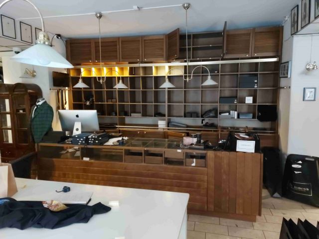 658103-5 Shop interior with checkout counter for dismantling