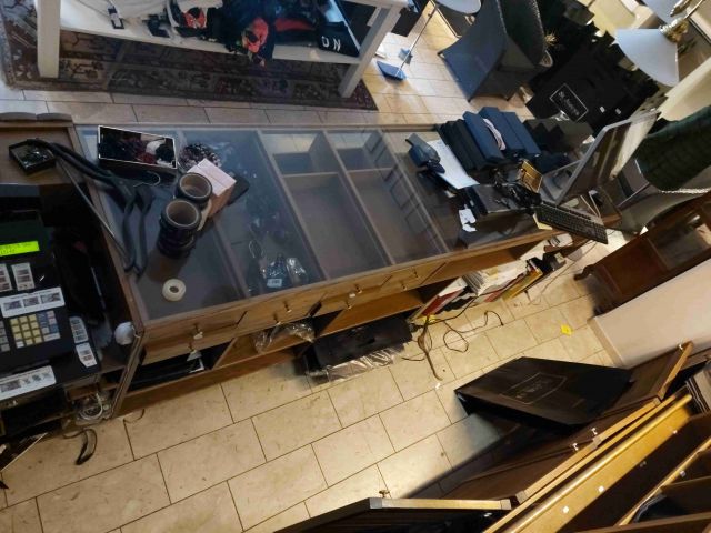 658103-8 Shop interior with checkout counter for dismantling