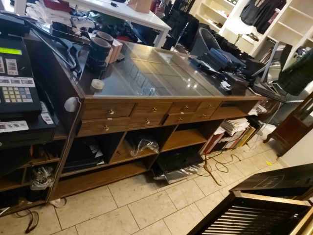 658103-9 Shop interior with checkout counter for dismantling