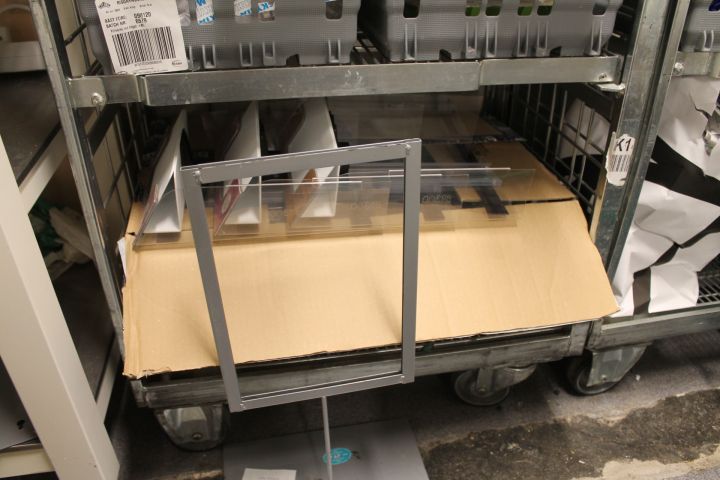 660637-4 Lagerbackar med innehåll