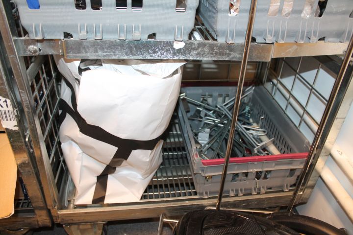 660637-6 Lagerbackar med innehåll