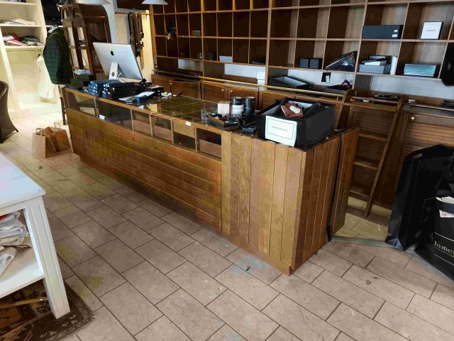 658103-7 Shop interior with checkout counter for dismantling