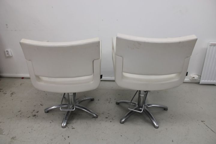 666252-3 2 barber chairs - Maletti