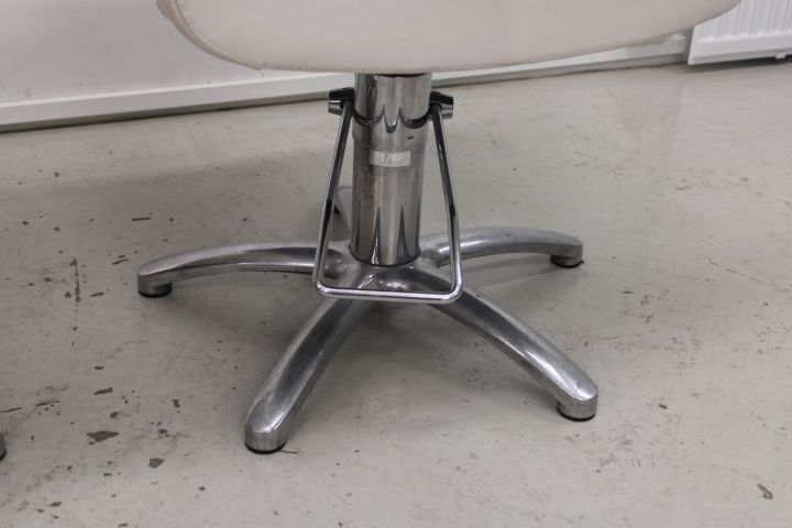 666252-4 2 barber chairs - Maletti