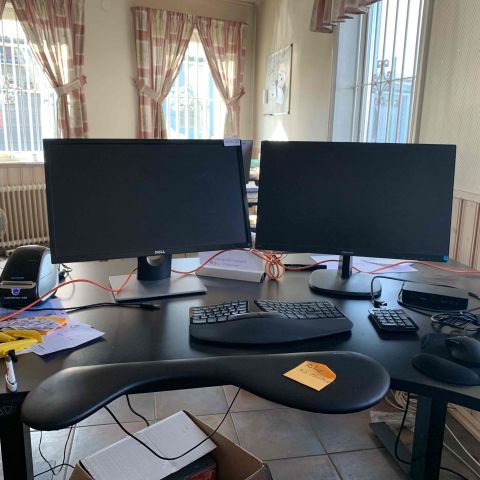 665740-1 Dell & Philips computer monitors, label printers