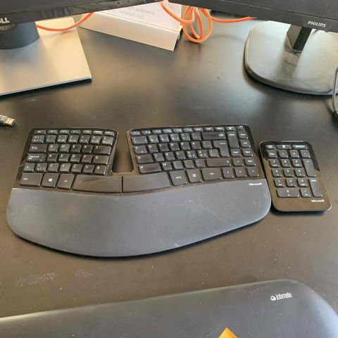 665740-4 Dell & Philips computer monitors, label printers