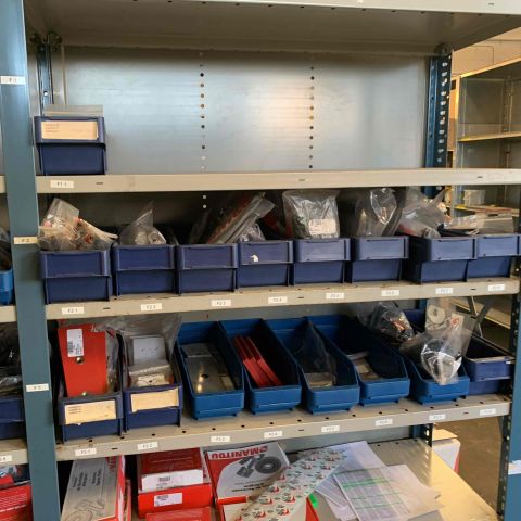 665720-9 Reservdelslager för truckar