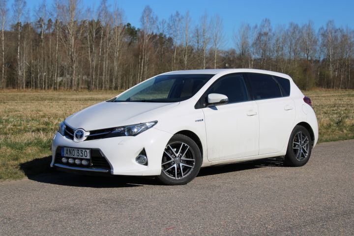 667503-3 Toyota Auris Hybrid 1.8 HSD -14 (Aut, 10960 Miles, SoV tires)
