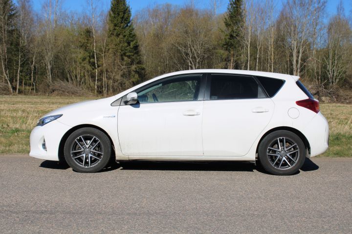 667503-4 Toyota Auris Hybrid 1.8 HSD -14 (Aut, 10960 Miles, SoV tires)
