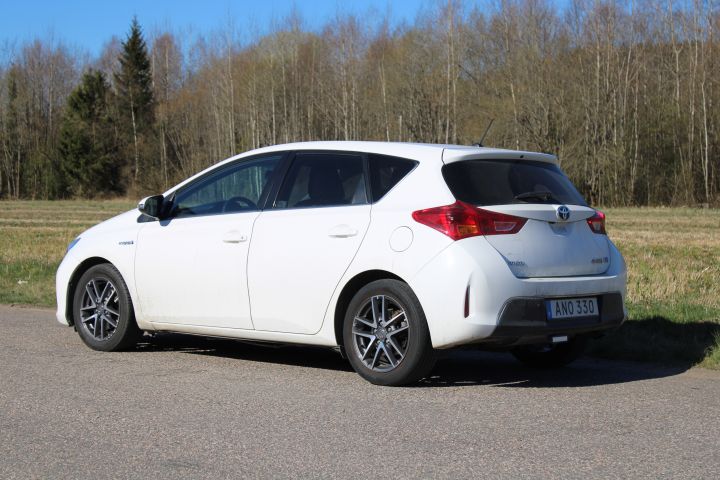 667503-5 Toyota Auris Hybrid 1.8 HSD -14 (Aut, 10960 Miles, SoV tires)