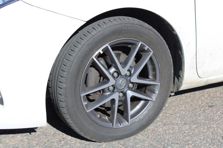 667503-9 Toyota Auris Hybrid 1.8 HSD -14 (Aut, 10960 Miles, SoV tires)