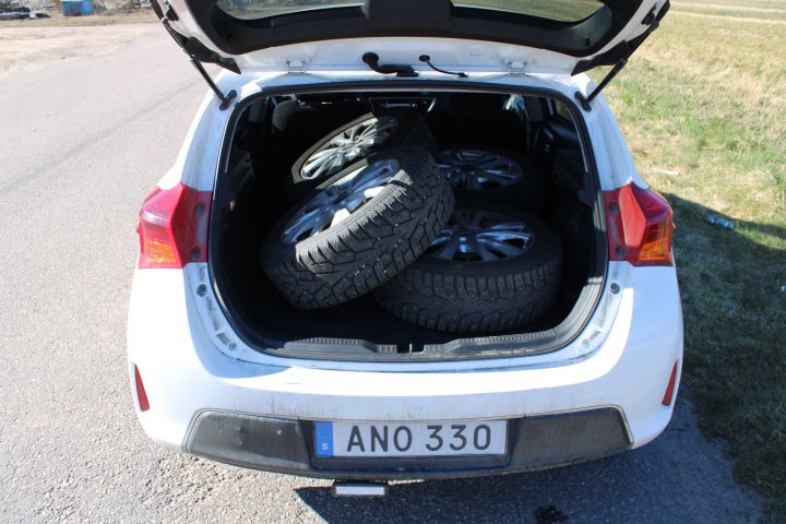 667503-15 Toyota Auris Hybrid 1.8 HSD -14 (Aut, 10960 Miles, SoV tires)