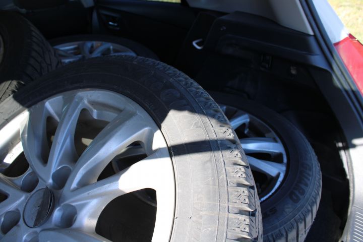 667503-18 Toyota Auris Hybrid 1.8 HSD -14 (Aut, 10960 Miles, SoV tires)