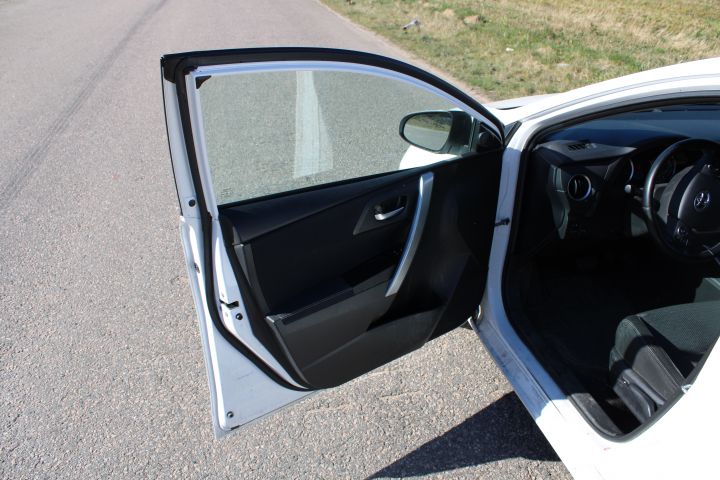 667503-19 Toyota Auris Hybrid 1.8 HSD -14 (Aut, 10960 Miles, SoV tires)