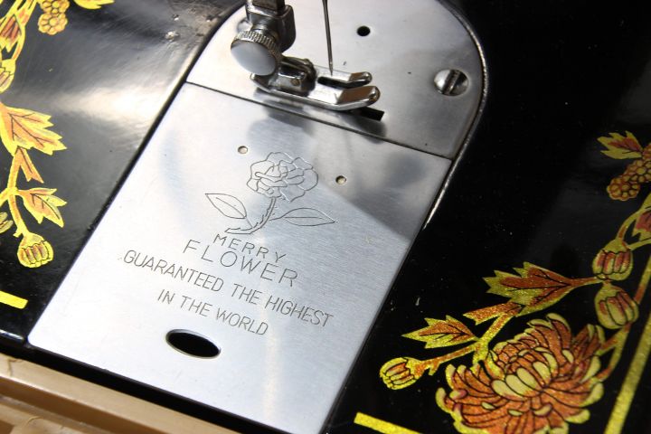 594452-6 Merry Flower sewing machine