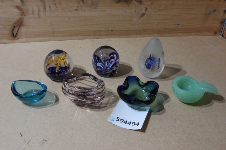 594494-1 7 decorative objects in glass
