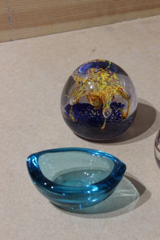 594494-2 7 decorative objects in glass