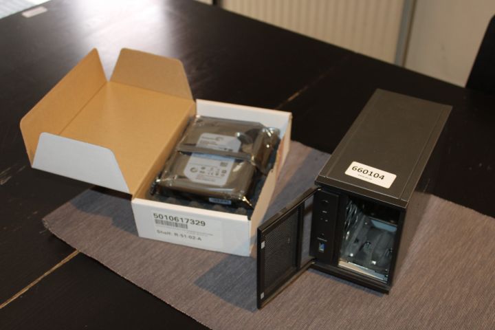 660104-4 Netgear RNDU2000 with new 2tb hard drive