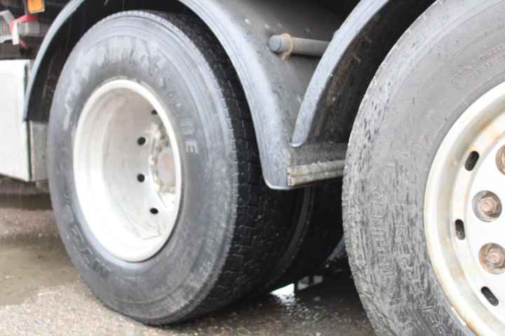 645656-12 Van with rear lift lift Volvo FH-400 6X2 -2007 (1467299km)