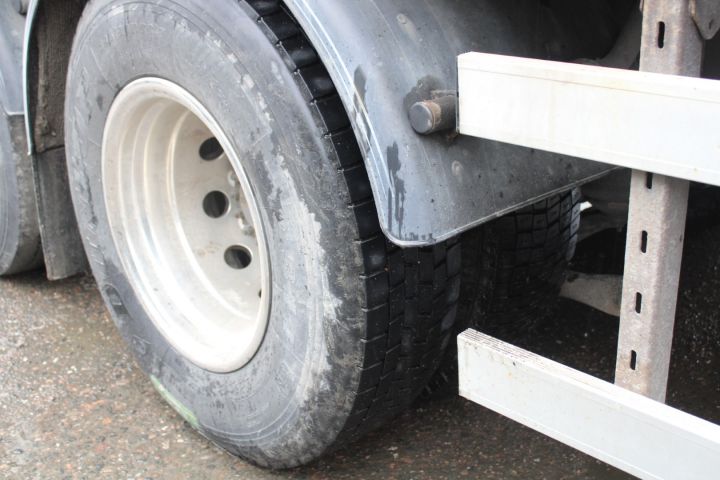 645656-27 Van with rear lift lift Volvo FH-400 6X2 -2007 (1467299km)