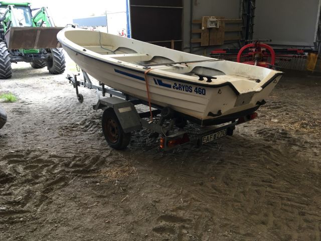 654764-1 Roddbåt Ryds 460 med registrerat släp Fogelsta