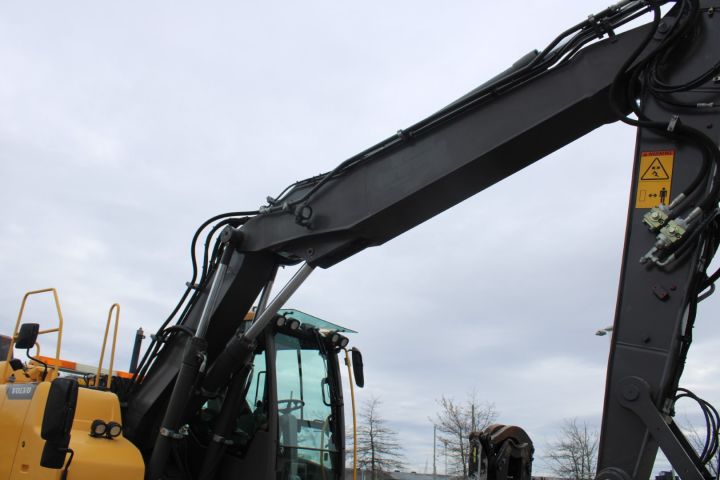 656181-15 Wheeled excavator Volvo EW 160D -12