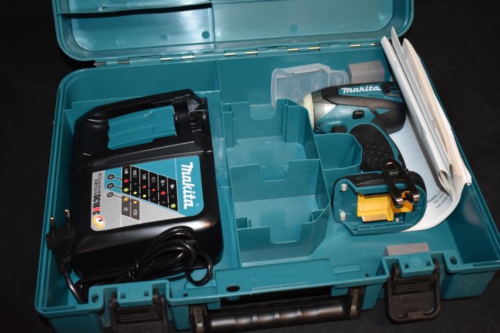 639290-5 Impact screwdriver Makita BTD145RFE 18V - incl. 1 battery 14.4V (3.0Ah) & charger (display examples)