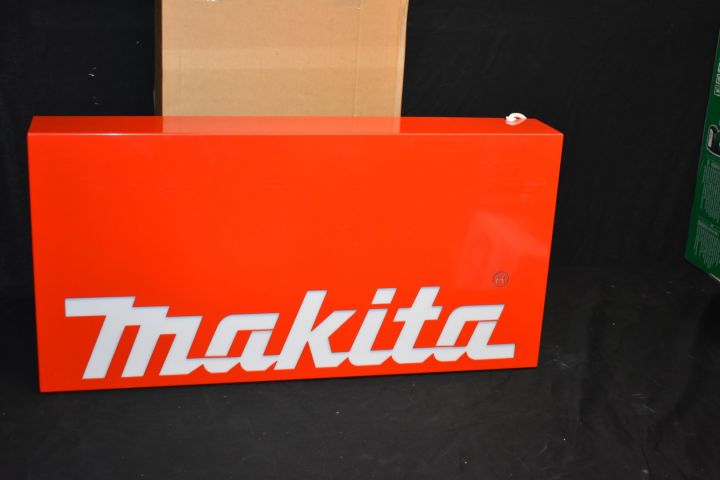 668256-1 Belyst skylt Makita - 70x35x10 cm (ny)