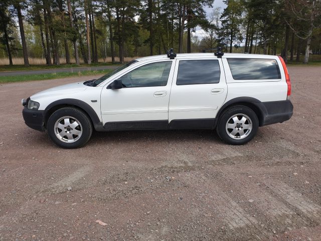 671258-2 Volvo XC70 2.5 T 2004 UZM463