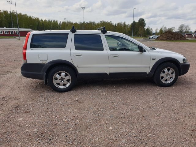 671258-7 Volvo XC70 2.5 T 2004 UZM463