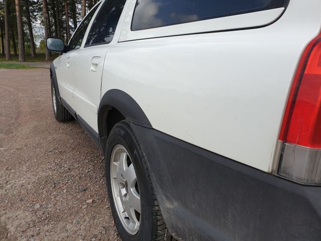 671258-13 Volvo XC70 2.5 T 2004 UZM463