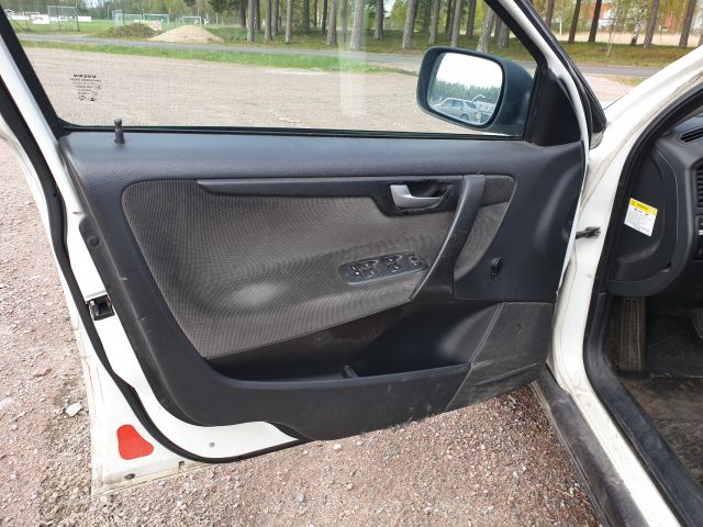 671258-23 Volvo XC70 2.5 T 2004 UZM463