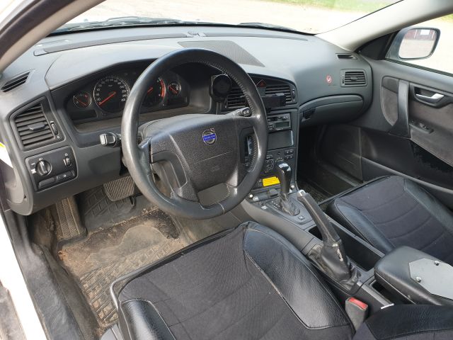 671258-25 Volvo XC70 2.5 T 2004 UZM463