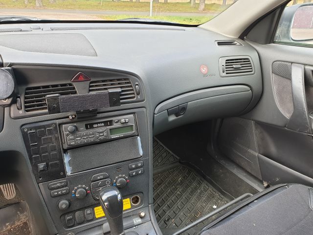 671258-27 Volvo XC70 2.5 T 2004 UZM463