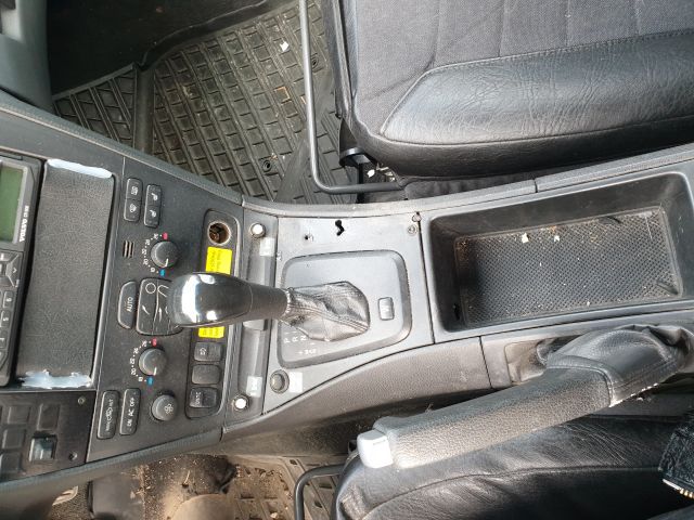 671258-28 Volvo XC70 2.5 T 2004 UZM463