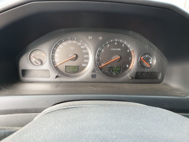 671258-31 Volvo XC70 2.5 T 2004 UZM463