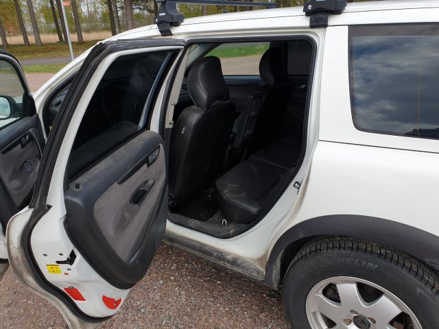 671258-33 Volvo XC70 2.5 T 2004 UZM463