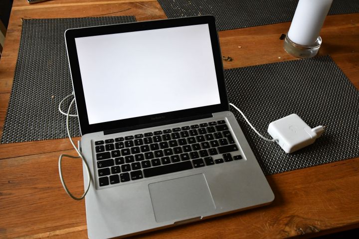 677823-1 Apple MacBook Pro 13 "White Screen