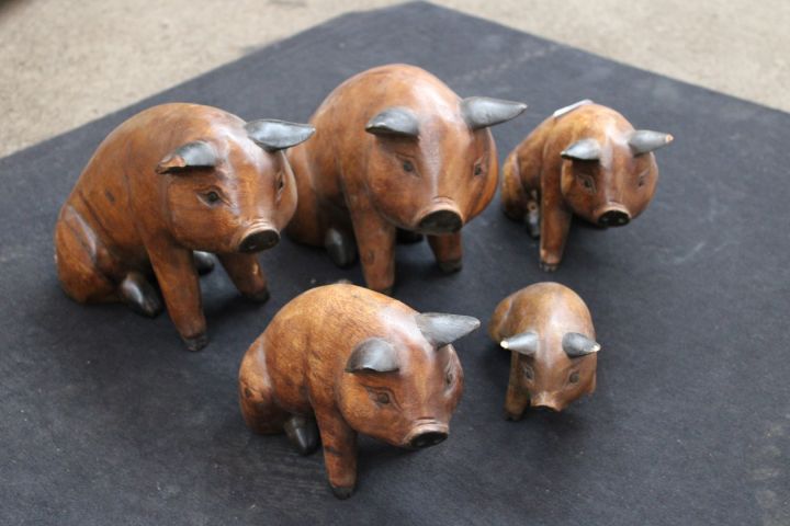 674600-1 Ornamental pigs in wood, 5 different sizes