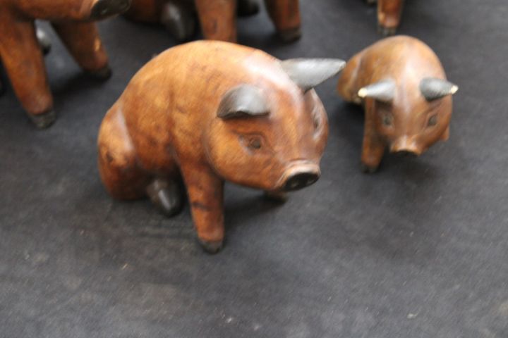 674600-2 Ornamental pigs in wood, 5 different sizes