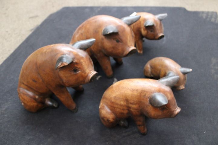 674600-3 Ornamental pigs in wood, 5 different sizes