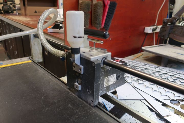 651589-4 Plastic cutting machine, Gravograph VA1-216