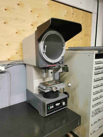 651756-2 Profile projector, Nikon V-12
