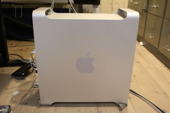 Power Mac G5 computer and 2 computer screens - PS Auction - We value ...